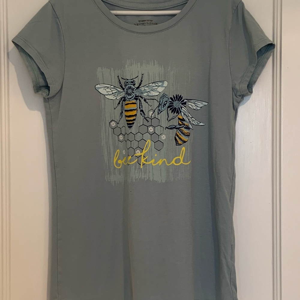 Garnet hill kids graphic tee shirt with bees size L light blue